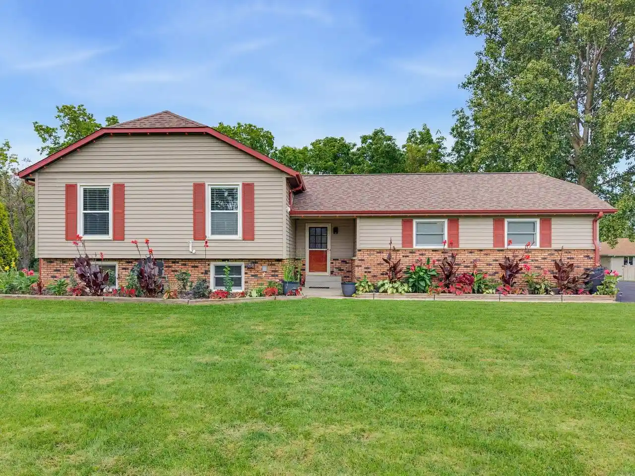 Photo 1 of Single family home for sale at 5538 Sandy Ln, Mount Pleasant, WI 53406 | MLS# 1981184 | Listing updated on 2026-09-19