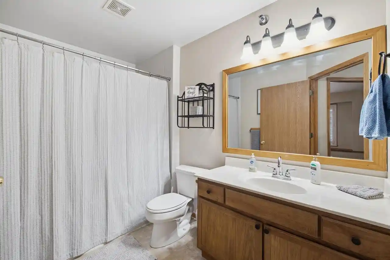 Listing Photo 4 - Condo for sale in building located at 435 W Aspen Dr, Oak Creek, WI 53154 - Unit #15