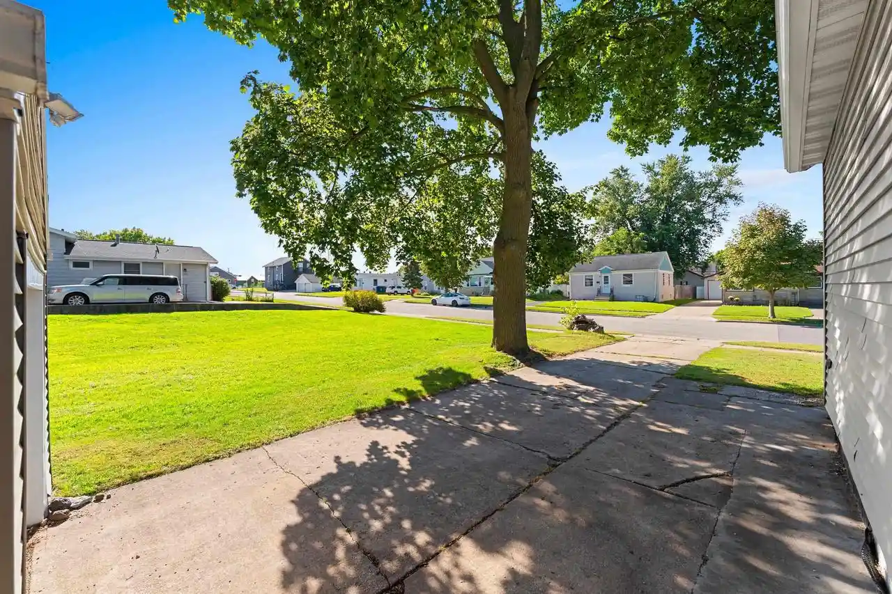 Photo 4 of Single family home for sale at 1571 Charles St, Green Bay, WI 54302 | MLS# 50332930 | Listing updated on 2026-09-21