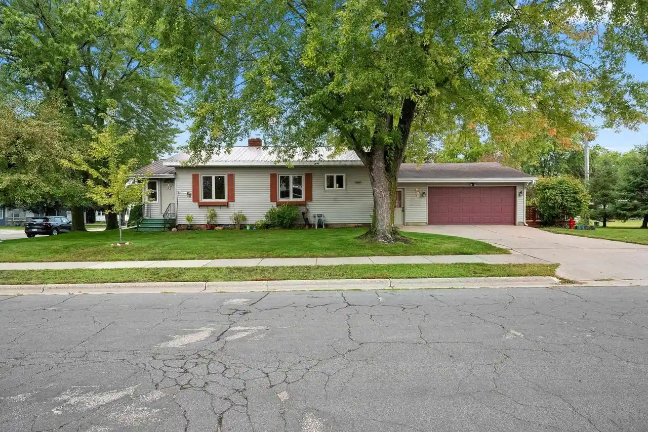 Photo 1 of Single family home for sale at 705 E Lieg Ave, Shawano, WI 54166 | MLS# 50332940 | Listing updated on 2026-09-18
