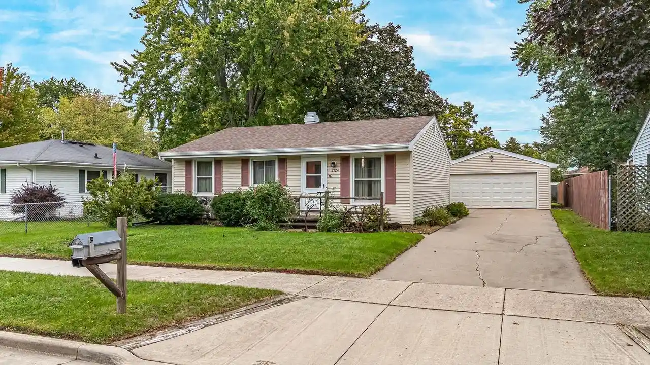Photo 1 of Single family home for sale at 2124 S Fountain Ave, Appleton, WI 54915 | MLS# 50332938 | Listing updated on 2026-09-21