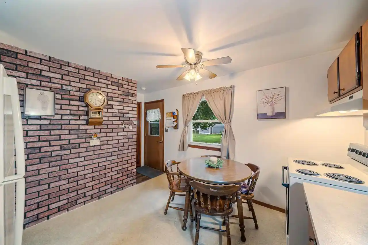 Photo 2 of Single family home for sale at 2124 S Fountain Ave, Appleton, WI 54915 | MLS# 50332938 | Listing updated on 2026-09-21