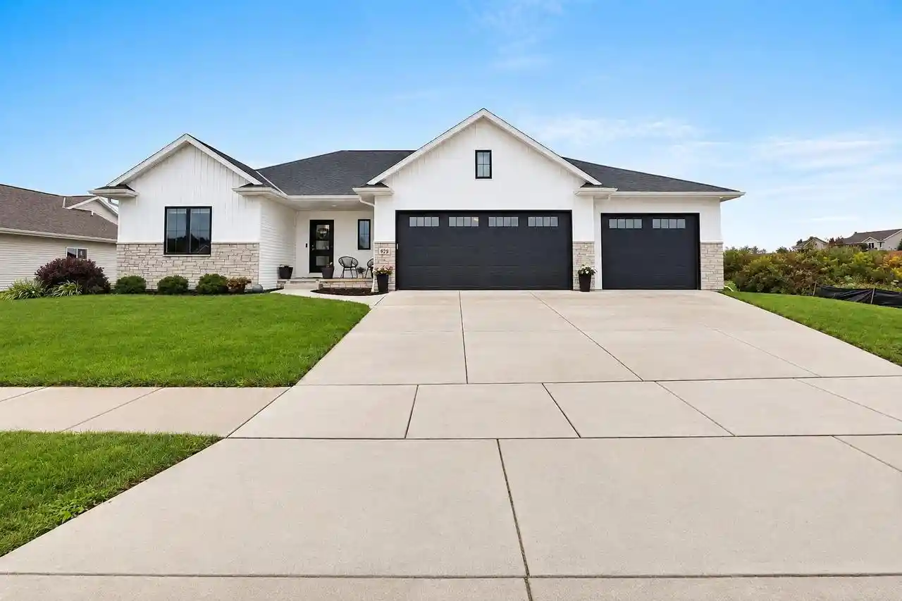 Photo 1 of Single family home for sale at 928 Mendota Dr, Green Bay, WI 54311 | MLS# 50332954 | Listing updated on 2026-09-23