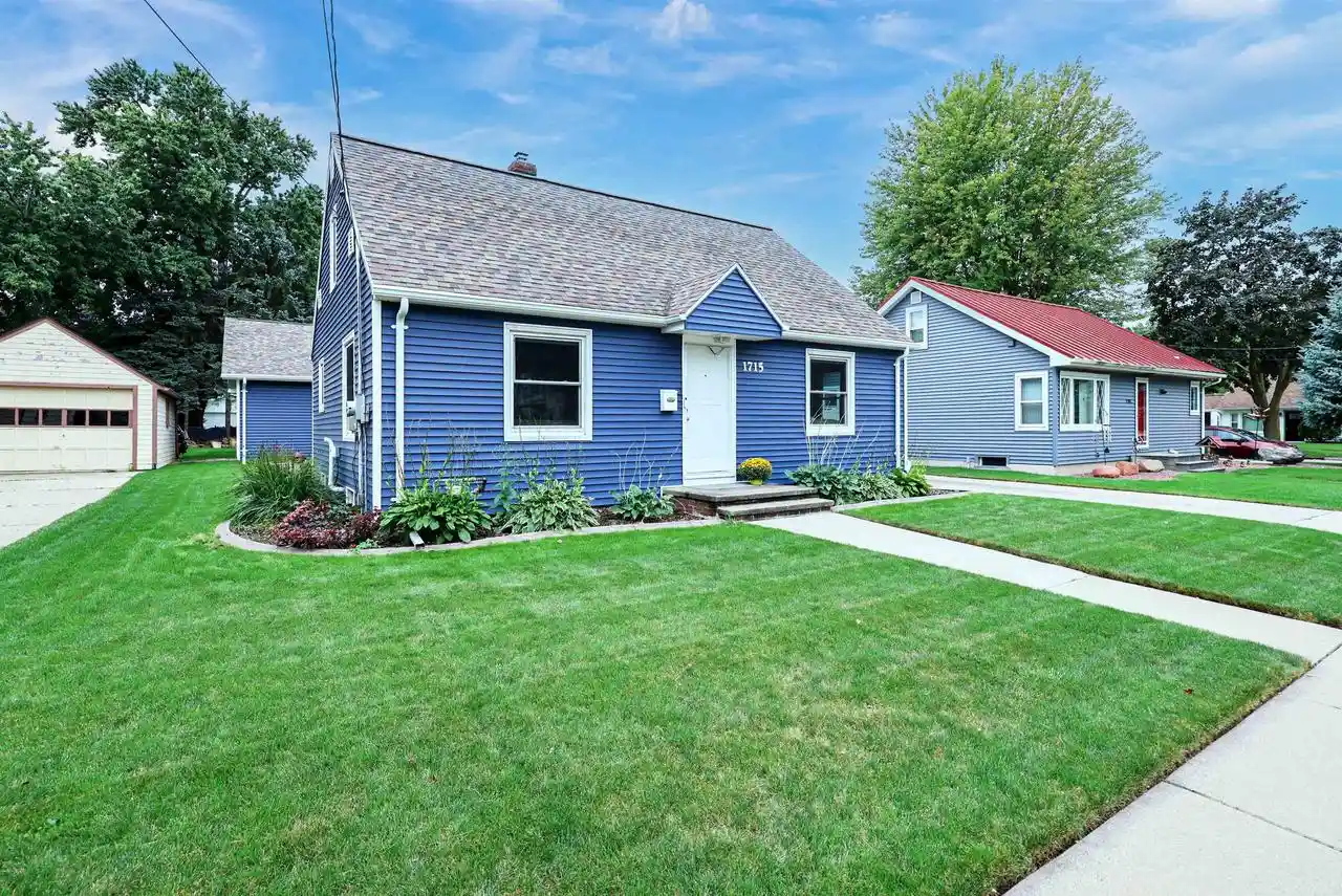 Photo 1 of Single family home for sale at 1715 E College Ave, Appleton, WI 54915 | MLS# 50332956 | Listing updated on 2026-09-20