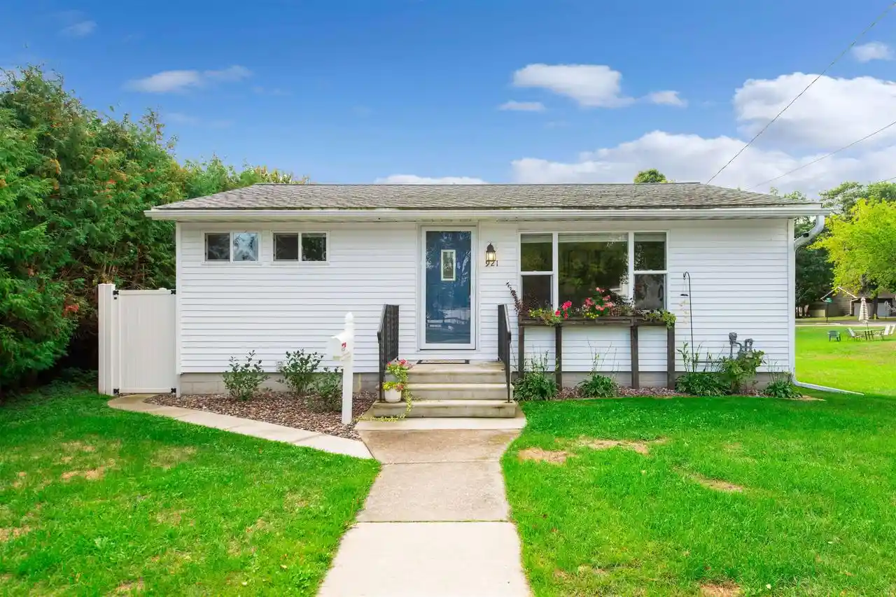 Photo 1 of Single family home for sale at 921 Gladstone St, Marinette, WI 54143 | MLS# 50332968 | Listing updated on 2026-09-22