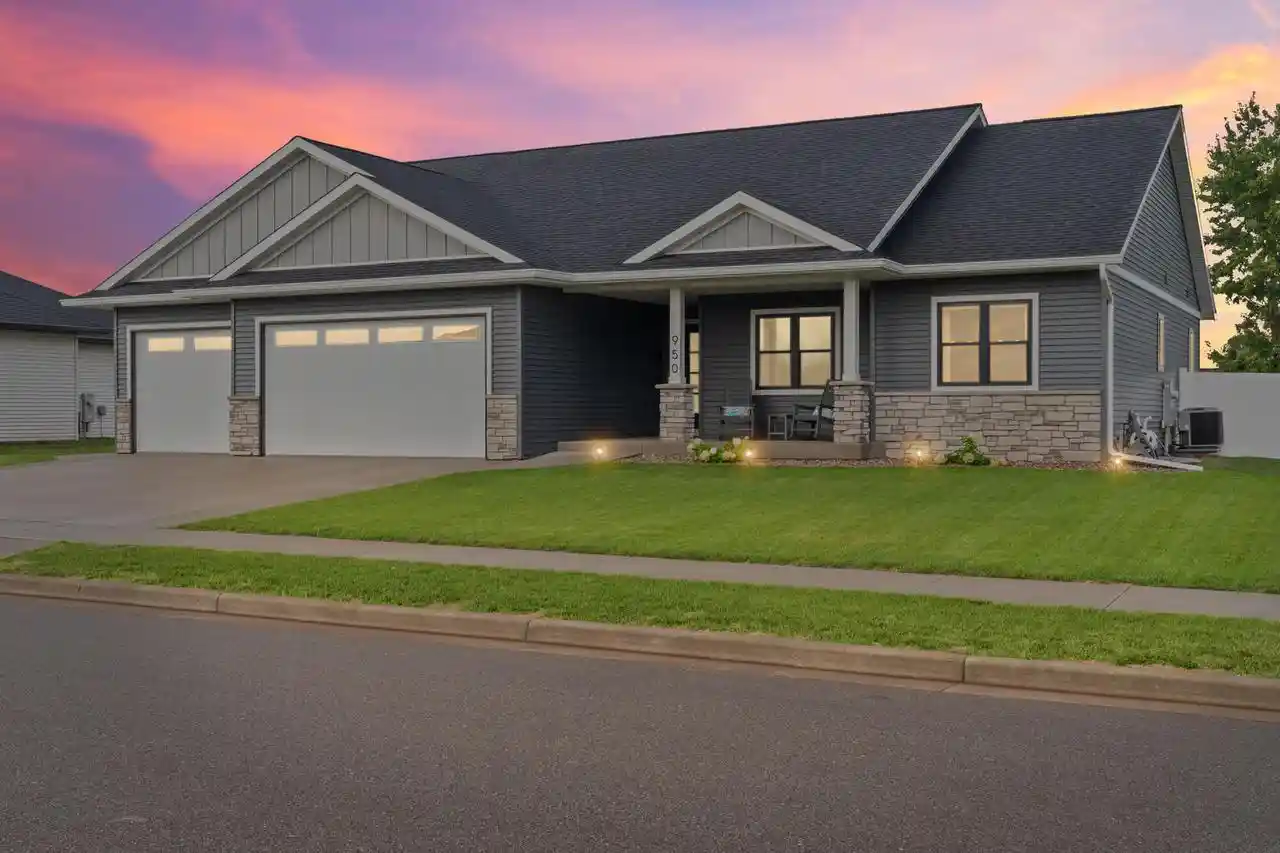 Photo 3 of Single family home for sale at 950 Crockett Dr, Holmen, WI 54636 | MLS# 1981326 | Listing updated on 2026-09-18