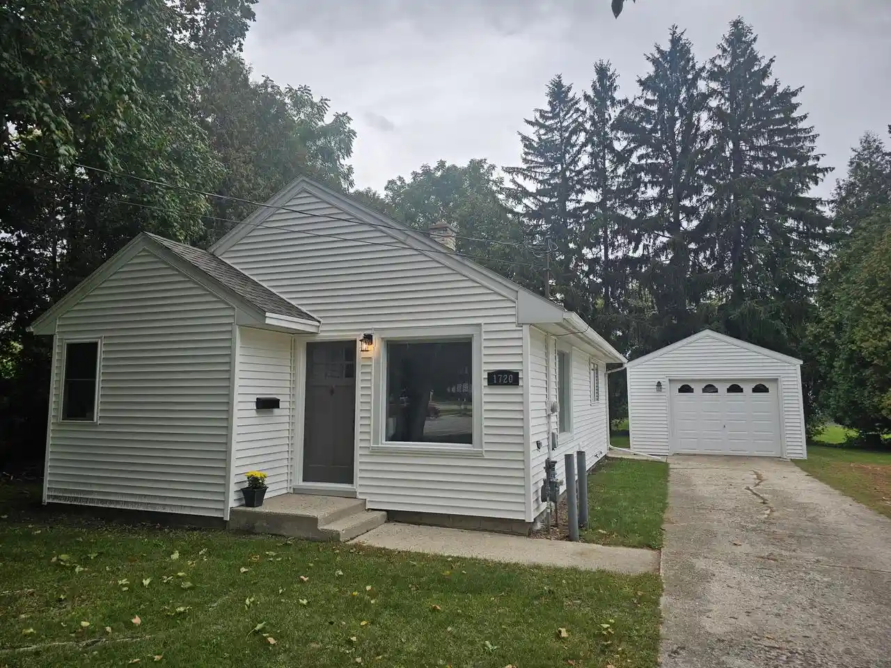 Photo 1 of Single family home for sale at 1720 Menasha Ave, Manitowoc, WI 54220 | MLS# 1981342 | Listing updated on 2026-09-24
