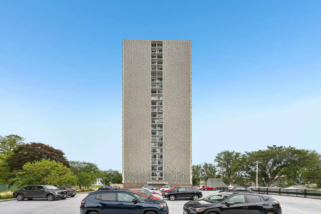 Condo for sale at 2525 S Shore Dr #3B, Milwaukee, WI 53207 | MLS# 1981408