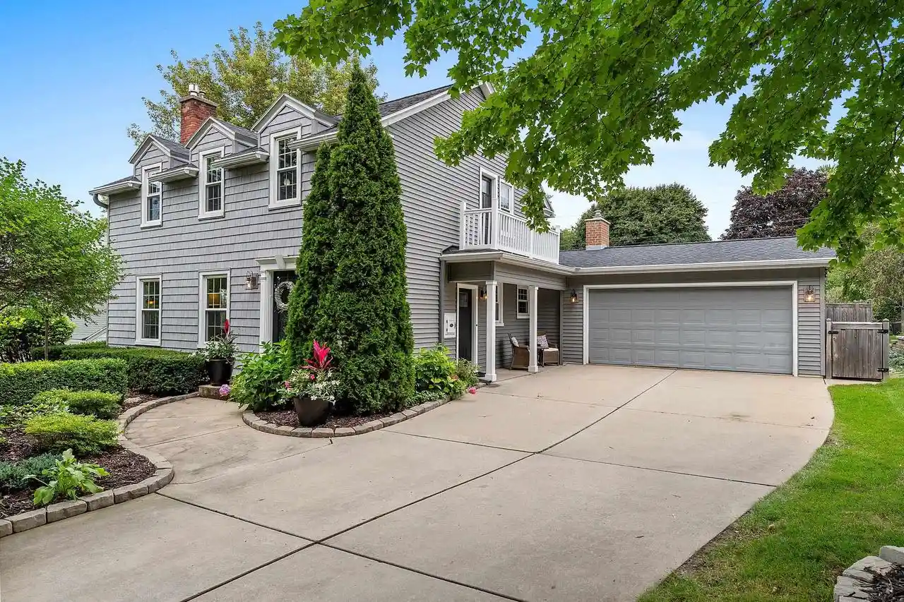 Single family home for sale at 254 Warren Ct, Green Bay, WI 54301 | MLS# 50332995