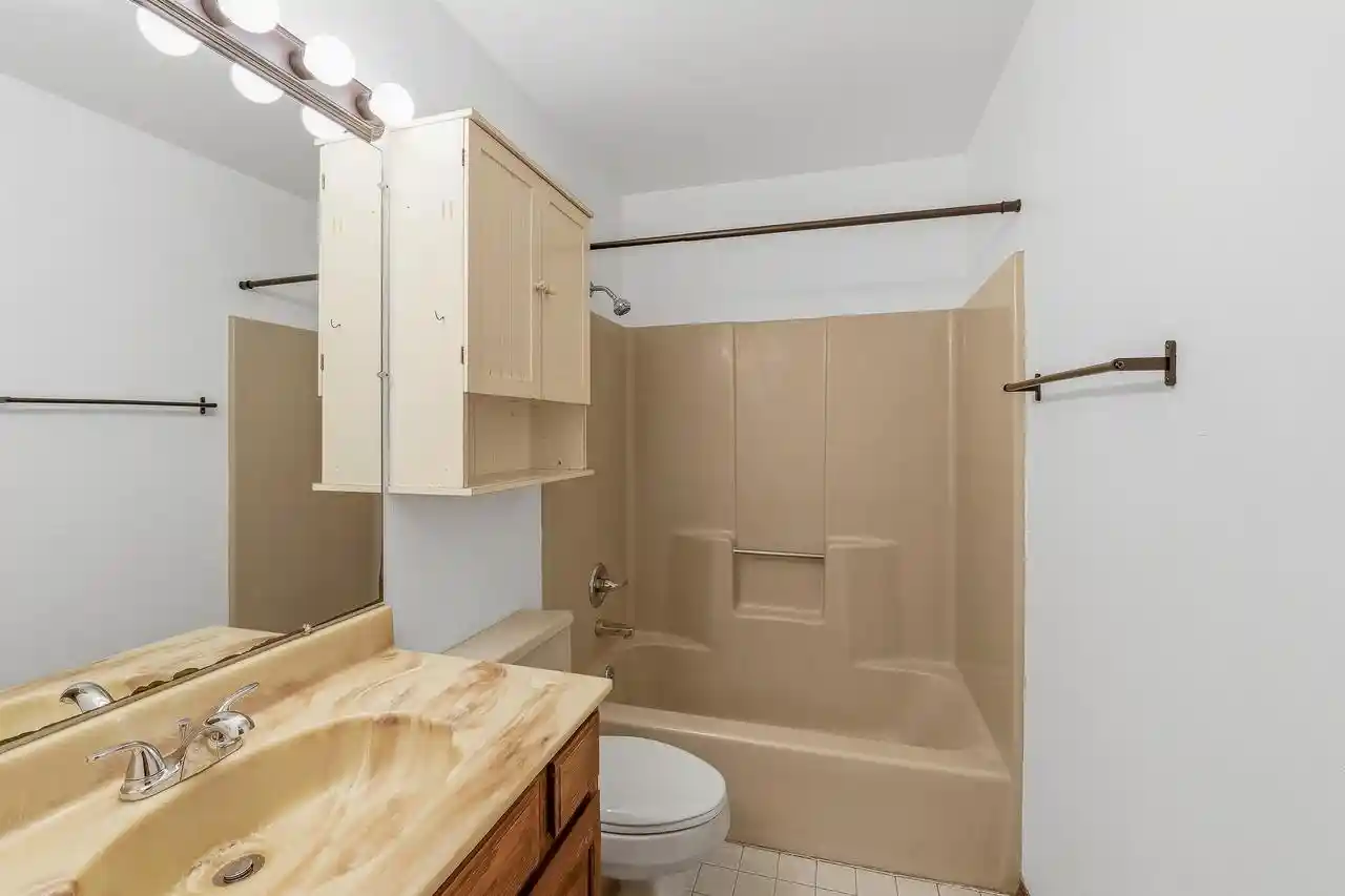 Listing Photo 5 - Condo for sale in building located at 1737 Maricopa Dr, Oshkosh, WI 54904 - Unit #C