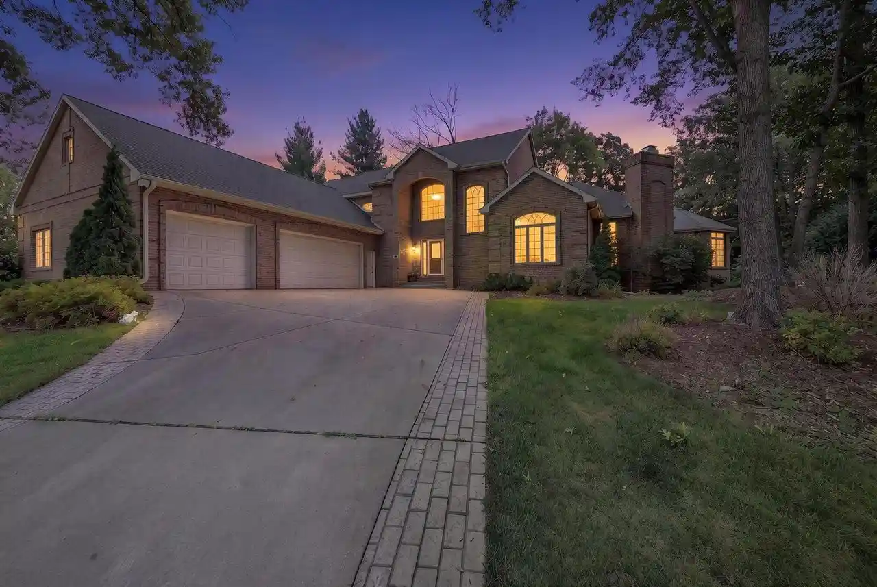 Photo 1 of Single family home for sale at 1935 E Telemark Cir, Green Bay, WI 54313 | MLS# 50333021 | Listing updated on 2026-10-25