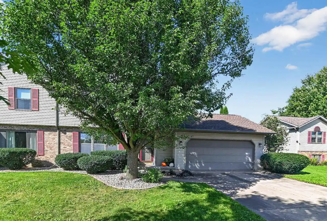 Photo 1 of Sale Pending at 818 Edgemore Dr, Sun Prairie, WI 53590 | MLS# 2033138 | Listing updated on 2026-09-29
