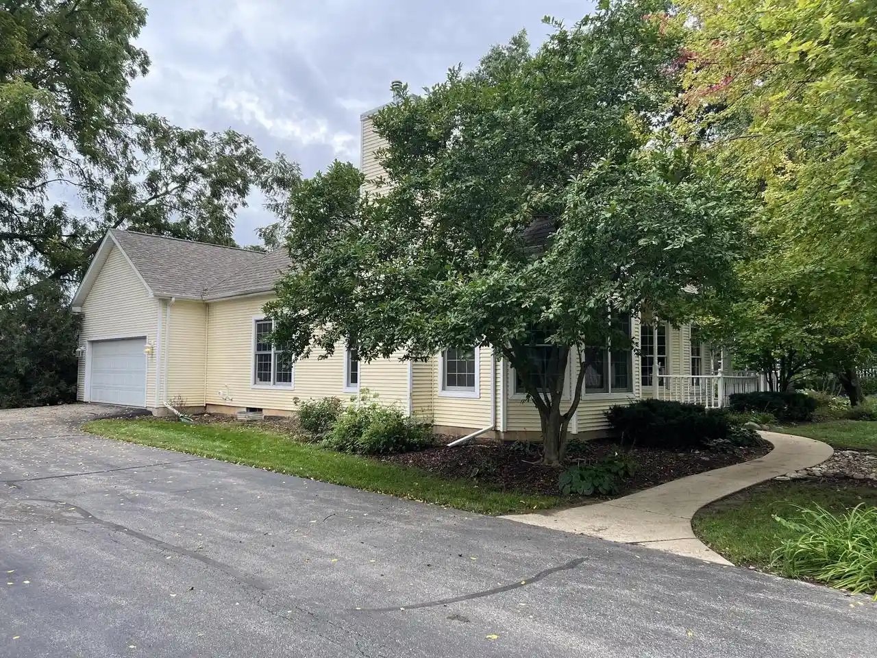 Photo 4 of Condo for sale at 951 S Lake Shore Dr #6, Lake Geneva, WI 53147 | MLS# 1981540 | Listing updated on 2026-09-23