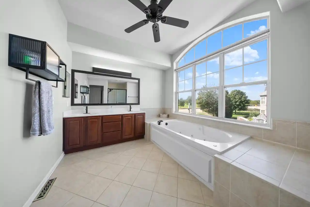 Listing Photo 5 - Condo for sale in building located at 3842 S Lake Dr, Saint Francis, WI 53235 - Unit #16