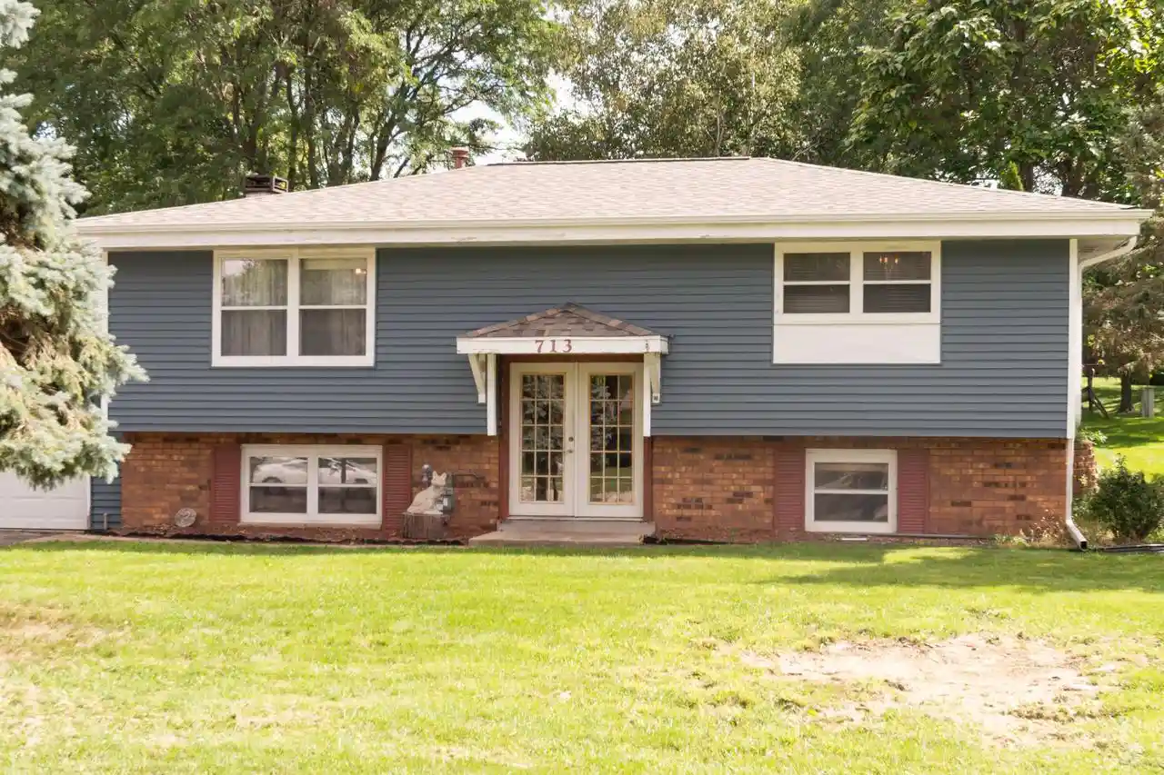 Single family home for sale at 713 Oxford Dr, Hartland, WI 53029 | MLS# 1981571