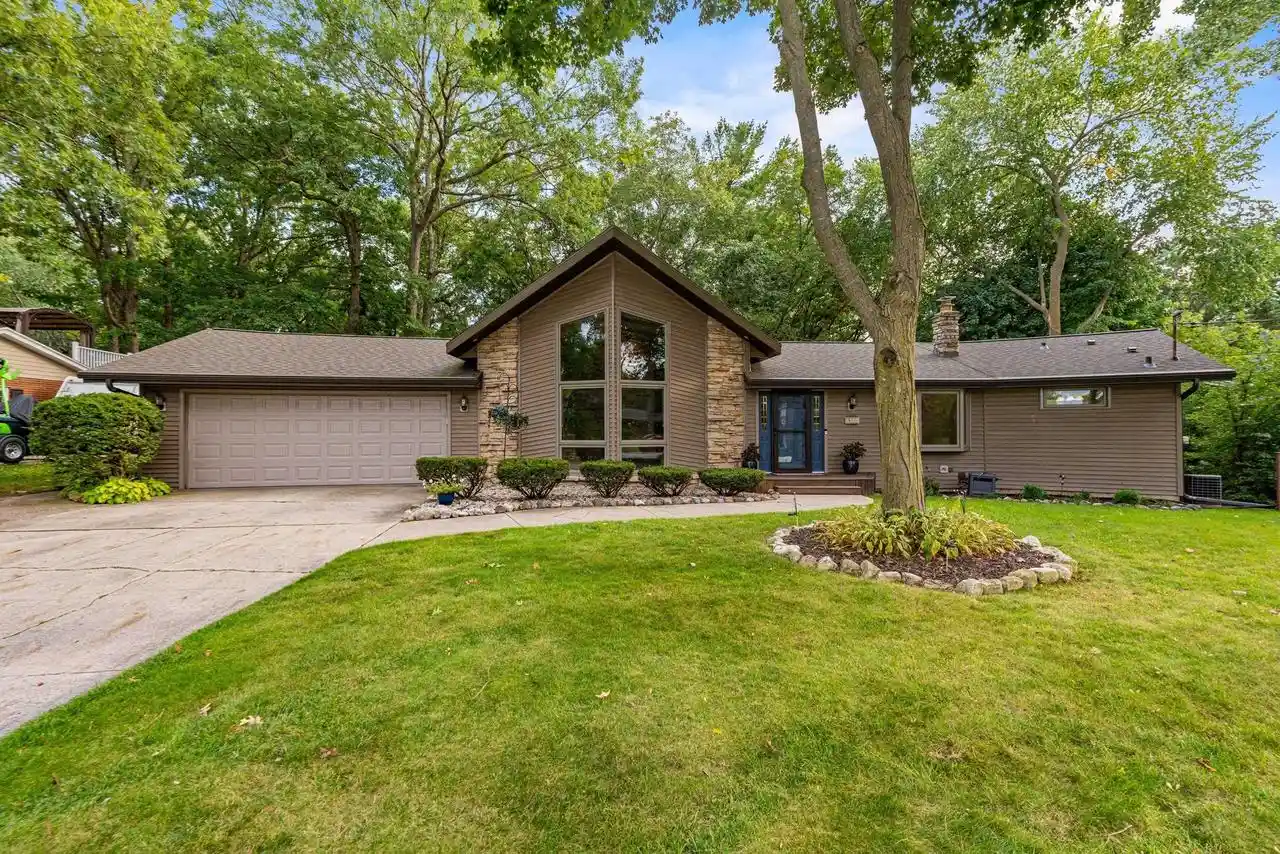 Photo 1 of Single family home for sale at 3046 Bay View Dr, Green Bay, WI 54311 | MLS# 50333074 | Listing updated on 2026-09-22