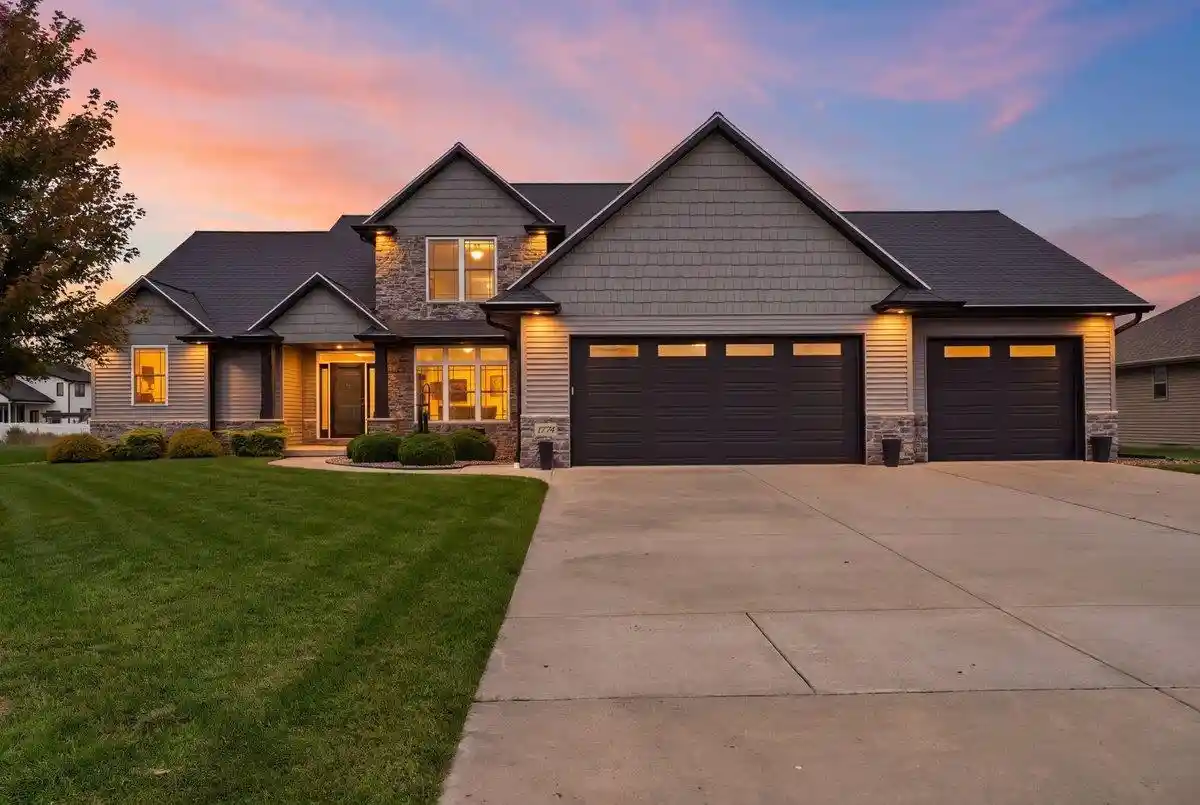 Photo 1 of Sale Pending at 1774 Applewood Dr, De Pere, WI 54115 | MLS# 50333087 | Listing updated on 2026-10-01