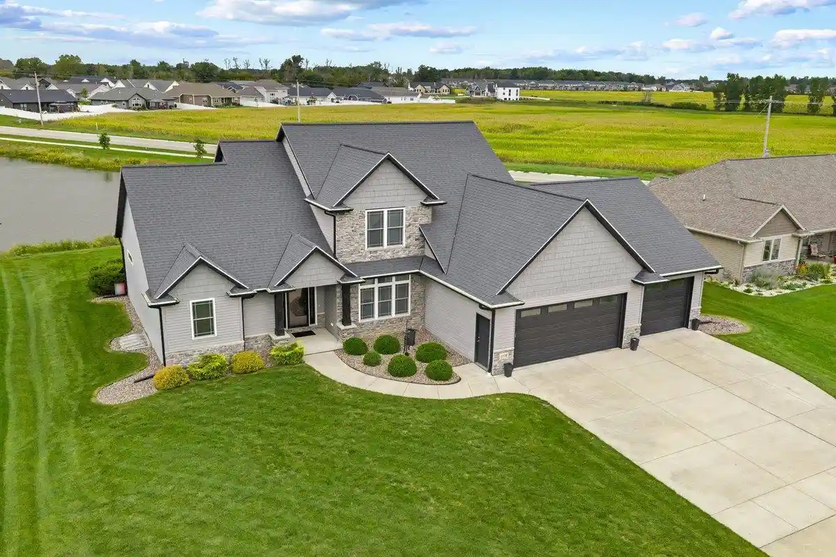 Photo 2 of Sale Pending at 1774 Applewood Dr, De Pere, WI 54115 | MLS# 50333087 | Listing updated on 2026-10-01
