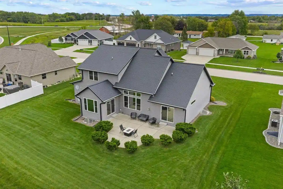 Photo 3 of Sale Pending at 1774 Applewood Dr, De Pere, WI 54115 | MLS# 50333087 | Listing updated on 2026-10-01