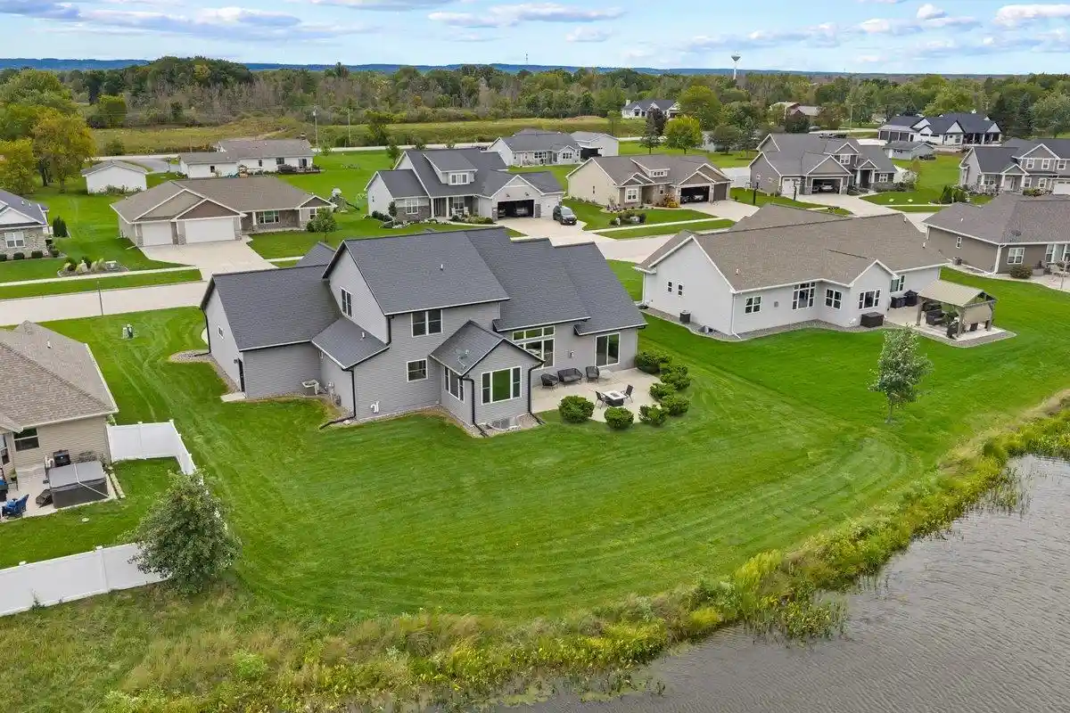Photo 4 of Sale Pending at 1774 Applewood Dr, De Pere, WI 54115 | MLS# 50333087 | Listing updated on 2026-10-01