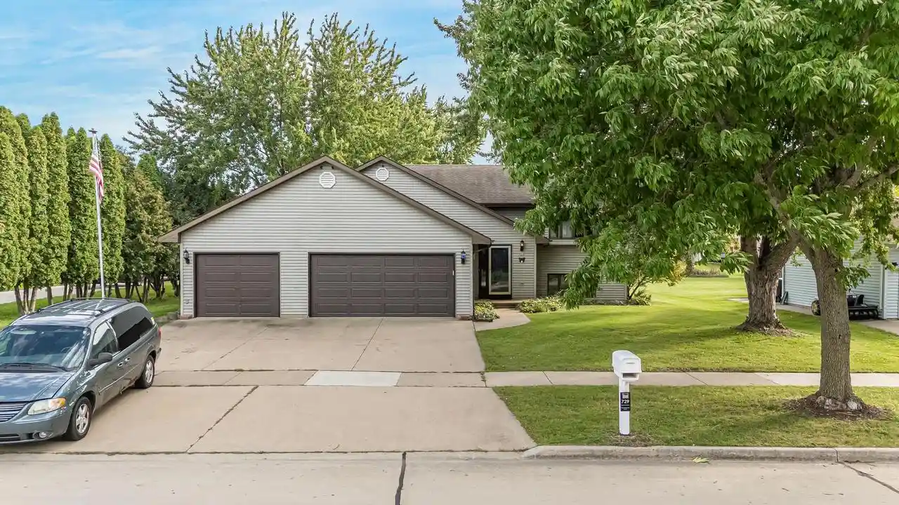 Photo 3 of Single family home for sale at 729 Farmington Ave, Oshkosh, WI 54901 | MLS# 50333082 | Listing updated on 2026-09-22