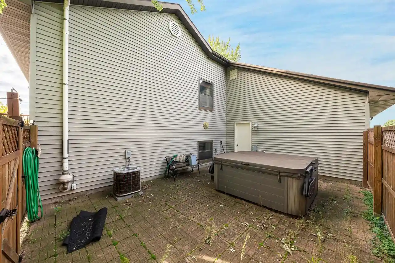 Photo 3 of Single family home for sale at 729 Farmington Ave, Oshkosh, WI 54901 | MLS# 50333082 | Listing updated on 2026-09-22