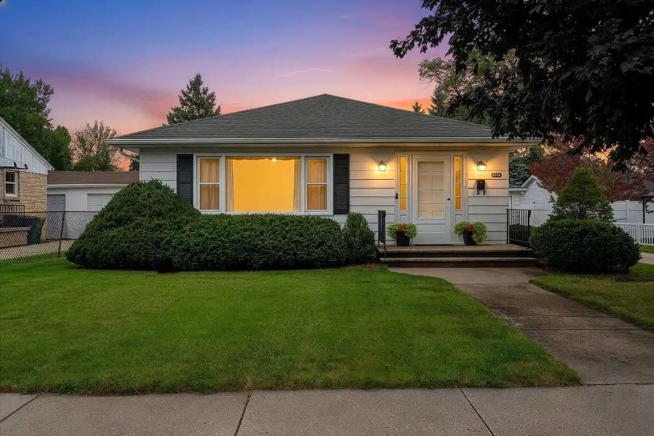 Photo 1 of Single family home for sale at 994 Roscoe St, Green Bay, WI 54304 | MLS# 50333086 | Listing updated on 2026-09-23