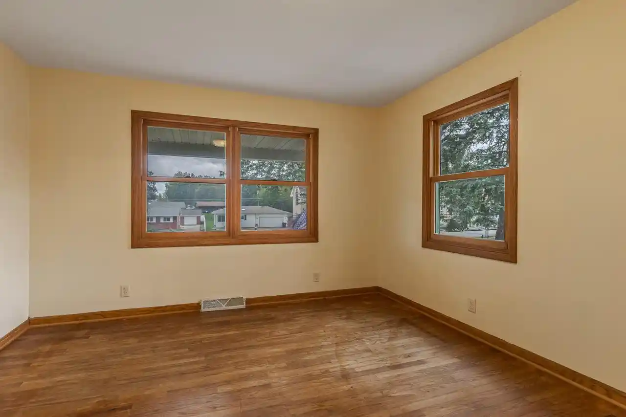 Photo 2 of Single family home for sale at 1550 Main St, Onalaska, WI 54650 | MLS# 1981688 | Listing updated on 2026-09-25