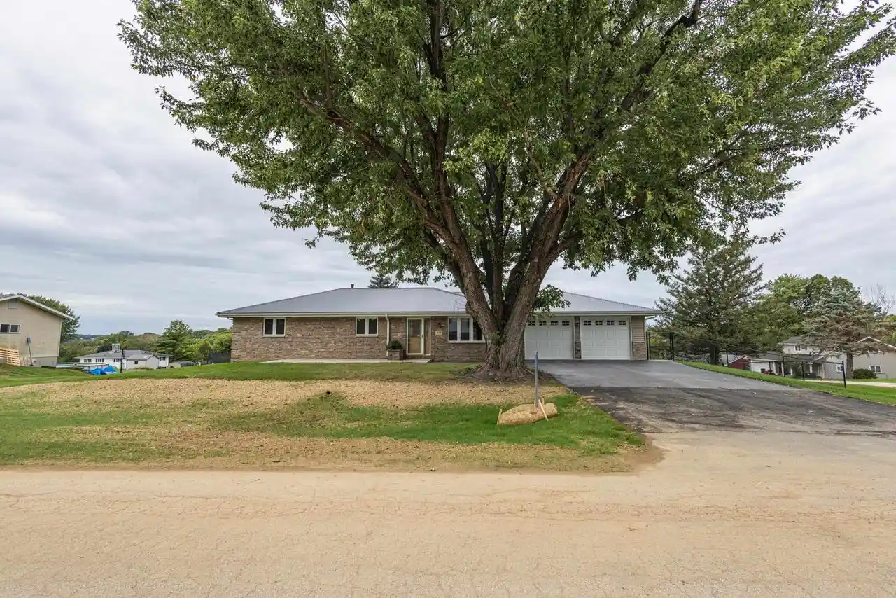 Photo 1 of Single family home for sale at 913 Arrowhead Dr, East Dubuque, IL 61025 | MLS# 2033235 | Listing updated on 2026-09-30