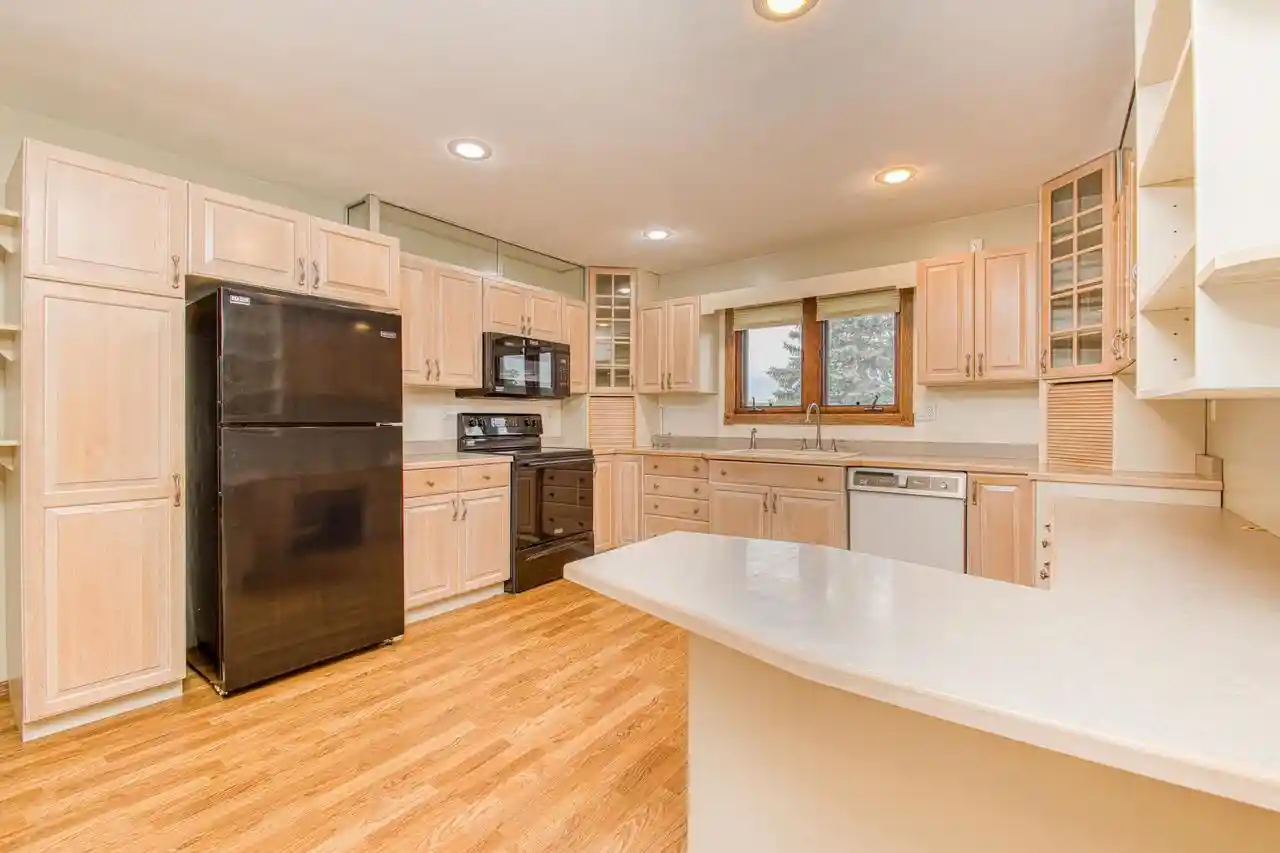 Photo 2 of Single family home for sale at 913 Arrowhead Dr, East Dubuque, IL 61025 | MLS# 2033235 | Listing updated on 2026-09-30