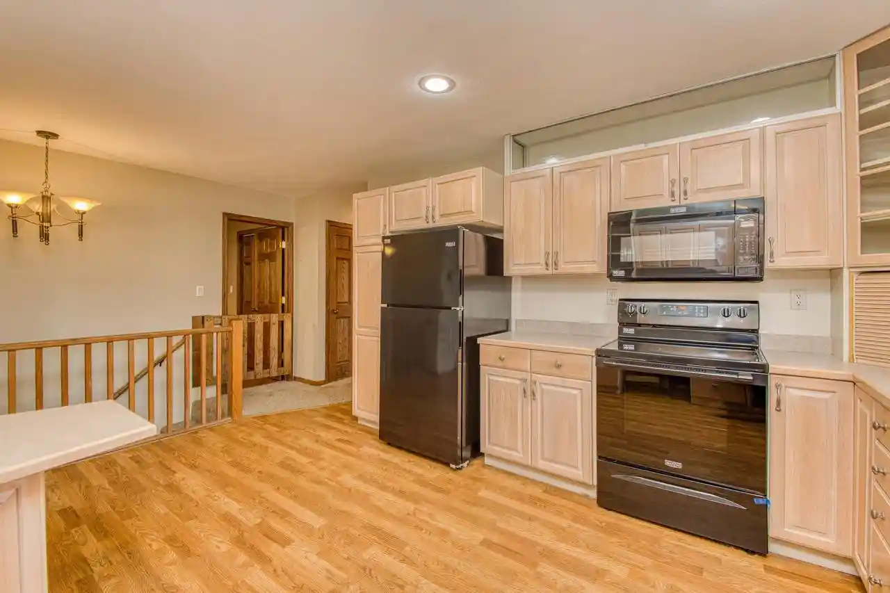 Photo 3 of Single family home for sale at 913 Arrowhead Dr, East Dubuque, IL 61025 | MLS# 2033235 | Listing updated on 2026-09-30