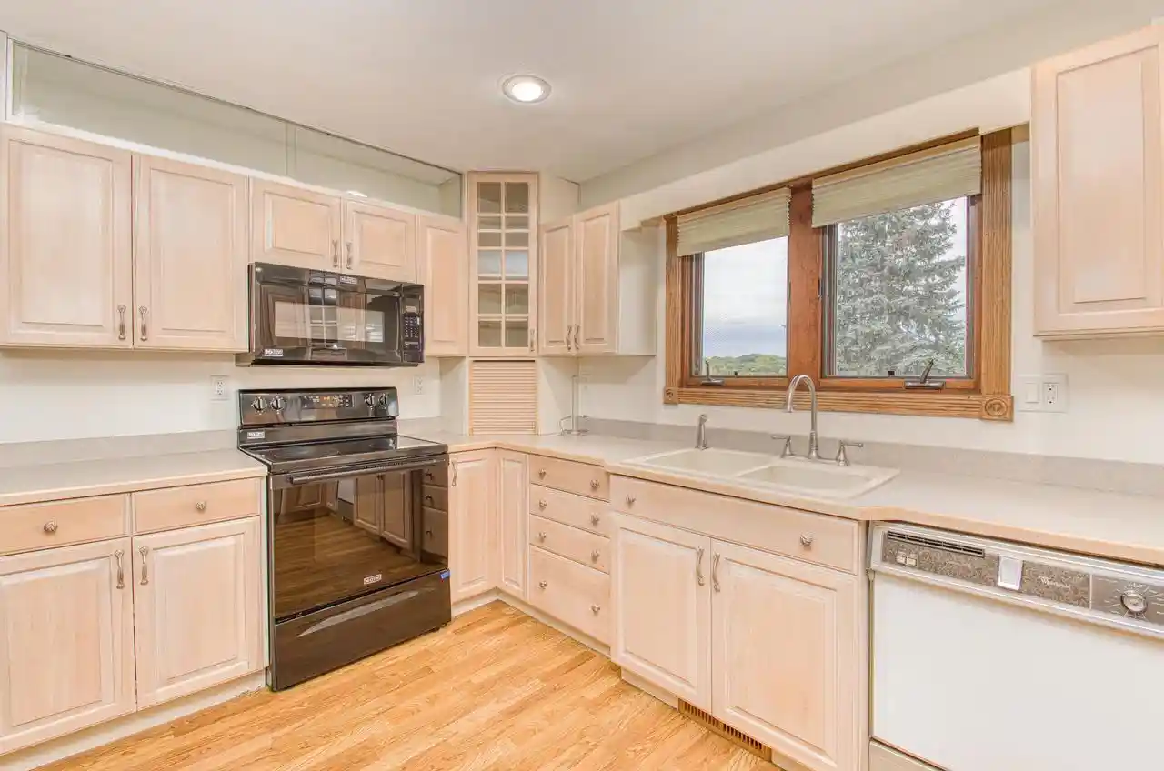 Photo 3 of Single family home for sale at 913 Arrowhead Dr, East Dubuque, IL 61025 | MLS# 2033235 | Listing updated on 2026-09-30