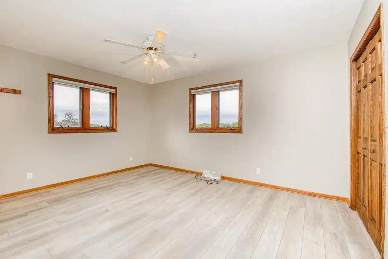 Photo 4 of Single family home for sale at 913 Arrowhead Dr, East Dubuque, IL 61025 | MLS# 2033235 | Listing updated on 2026-09-30