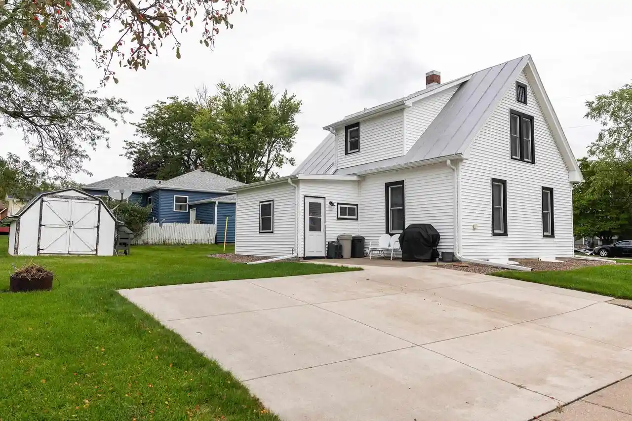 Photo 1 of Single family home for sale at 910 N Court St, Platteville, WI 53818 | MLS# 2033239 | Listing updated on 2026-09-23