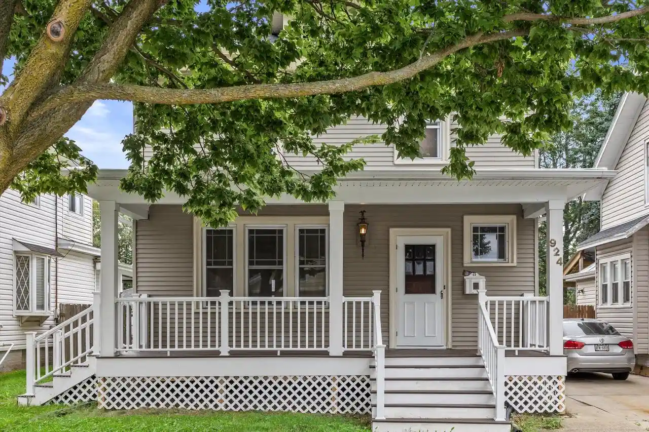 Photo 1 of Single family home for sale at 924 Hayes Ave, Racine, WI 53405 | MLS# 1981715 | Listing updated on 2026-09-23