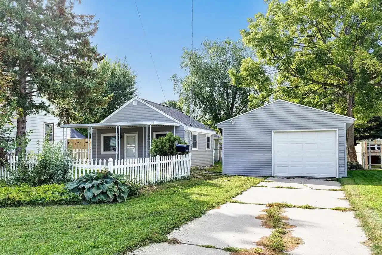 Single family home for sale at 1960 Oakdale Ave, Green Bay, WI 54302 | MLS# 50333109