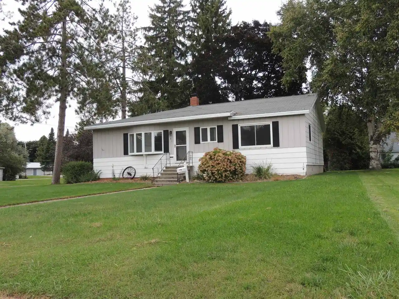 Photo 3 of Single family home for sale at 231 Madison St, Oconto, WI 54153 | MLS# 50333098 | Listing updated on 2026-09-23