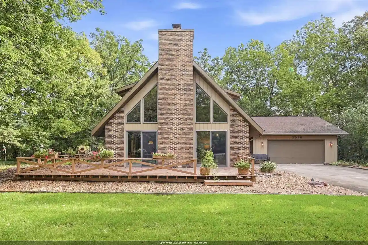 Photo 1 of Single family home for sale at 2098 Shawnee Ln, Oshkosh, WI 54901 | MLS# 50333103 | Listing updated on 2026-09-23