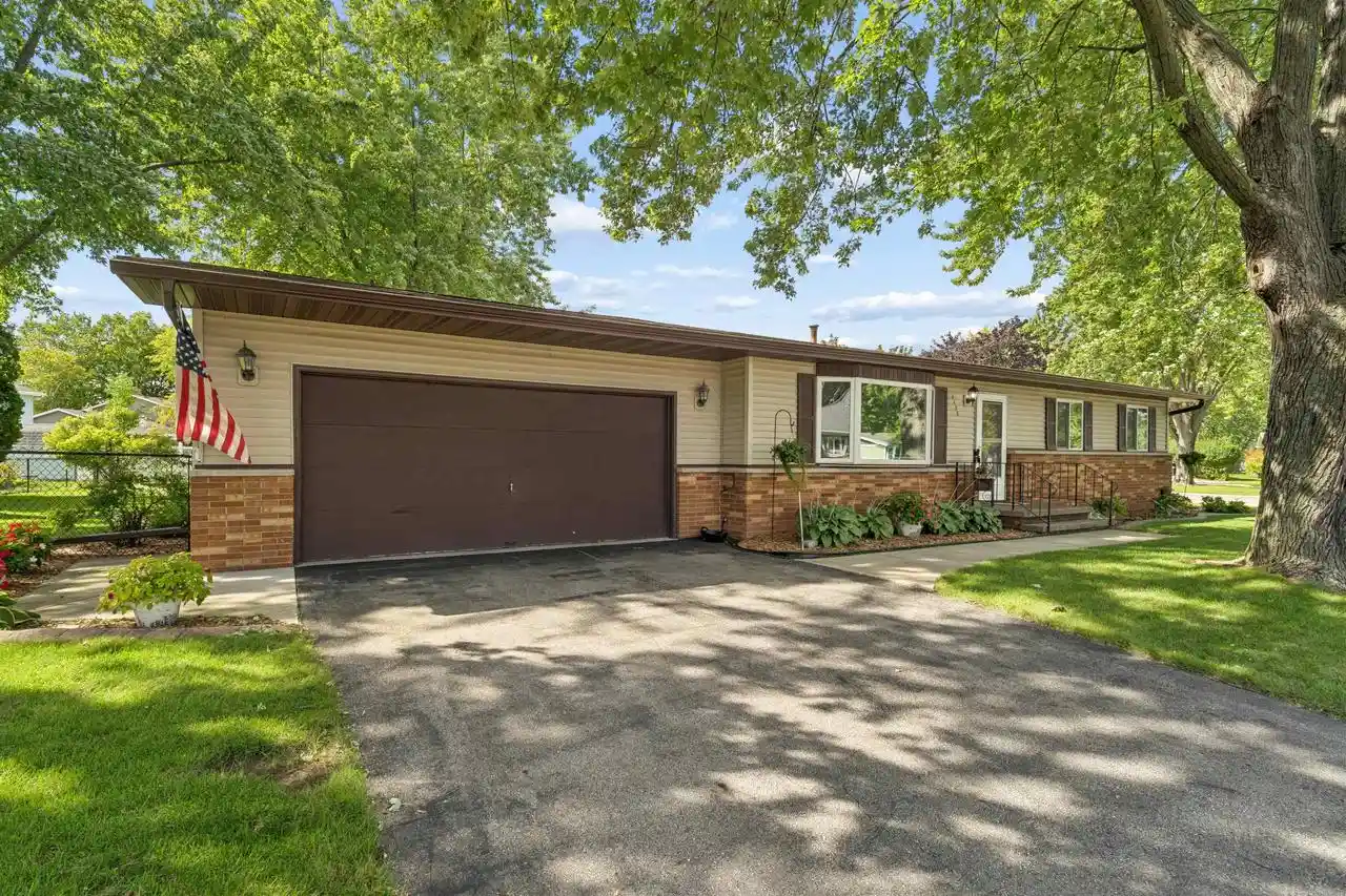 Photo 1 of Single family home for sale at 1135 Heritage Trl, Oshkosh, WI 54904 | MLS# 50333122 | Listing updated on 2026-09-23