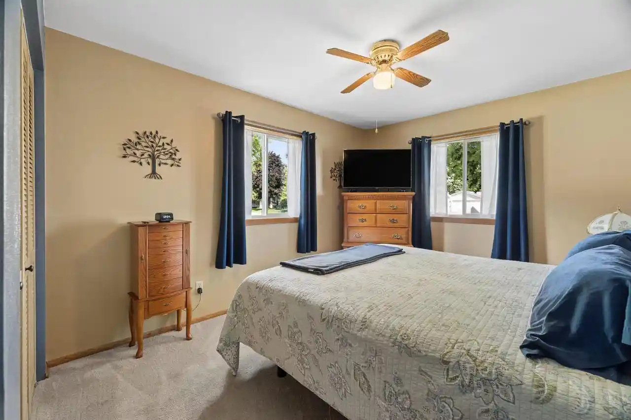 Photo 3 of Single family home for sale at 1135 Heritage Trl, Oshkosh, WI 54904 | MLS# 50333122 | Listing updated on 2026-09-23