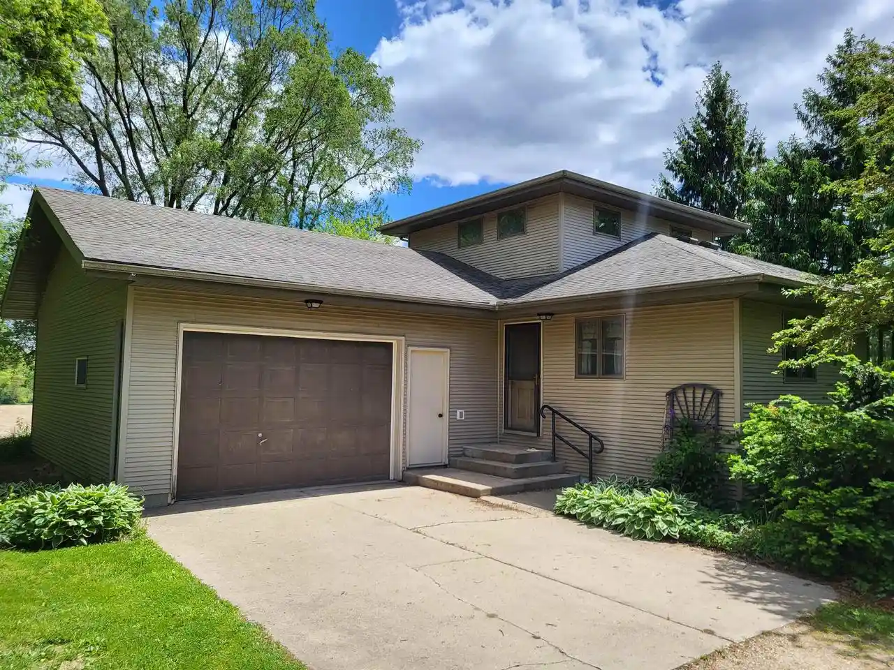 Photo 1 of Single family home for sale at 1246 Washington Rd, Stoughton, WI 53589 | MLS# 2033268 | Listing updated on 2026-09-23