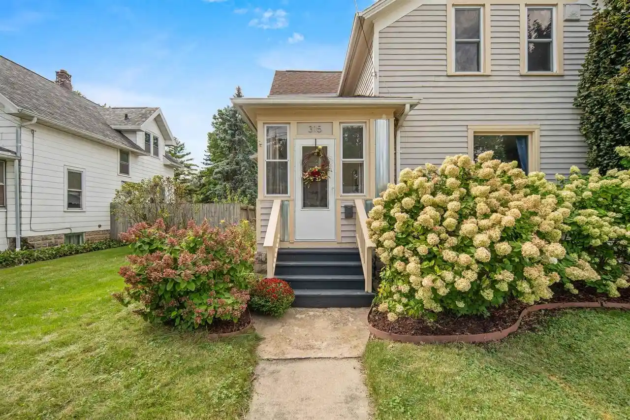 Photo 4 of Single family home for sale at 315 Van St, Neenah, WI 54956 | MLS# 50333147 | Listing updated on 2026-09-23