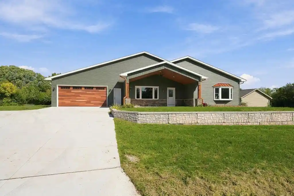 Photo 1 of Single family home for sale at 661 E River Dr, Omro, WI 54963 | MLS# 50333155 | Listing updated on 2026-09-23