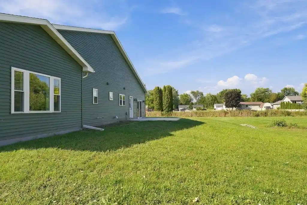 Photo 4 of Single family home for sale at 661 E River Dr, Omro, WI 54963 | MLS# 50333155 | Listing updated on 2026-09-23