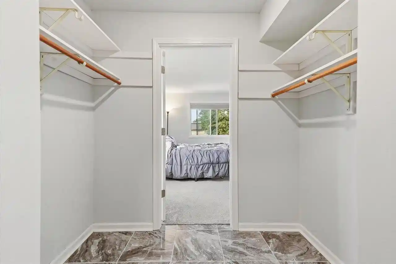 Listing Photo 5 - Condo for sale in building located at 10278 W Whitnall Edge Cir, Franklin, WI 53132 - Unit #204