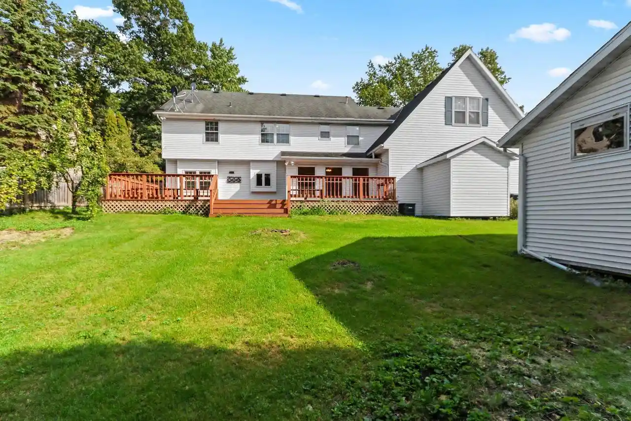 Photo 2 of Single family home for sale at 1498 Parkway Dr, Green Bay, WI 54304 | MLS# 50333149 | Listing updated on 2026-09-24