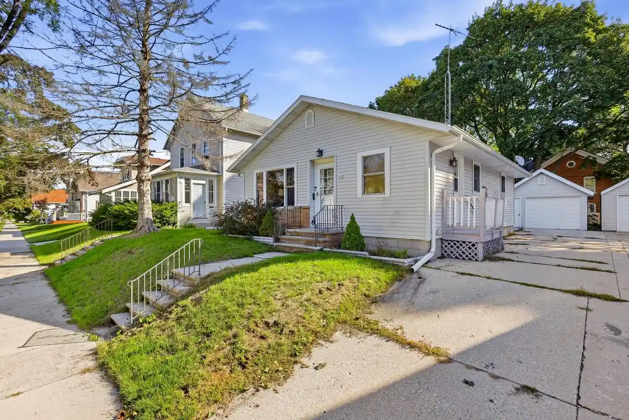 Photo 1 of Single family home for sale at 915 N 9th Street, Manitowoc, WI 54220 | MLS# 1981872 | Listing updated on 2026-10-02