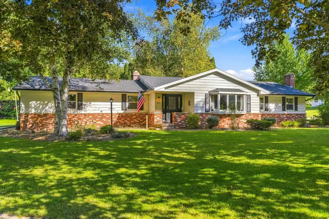 Photo 1 of Single family home for sale at 206 Lakeside Dr, Clintonville, WI 54929 | MLS# 50333180 | Listing updated on 2026-10-05