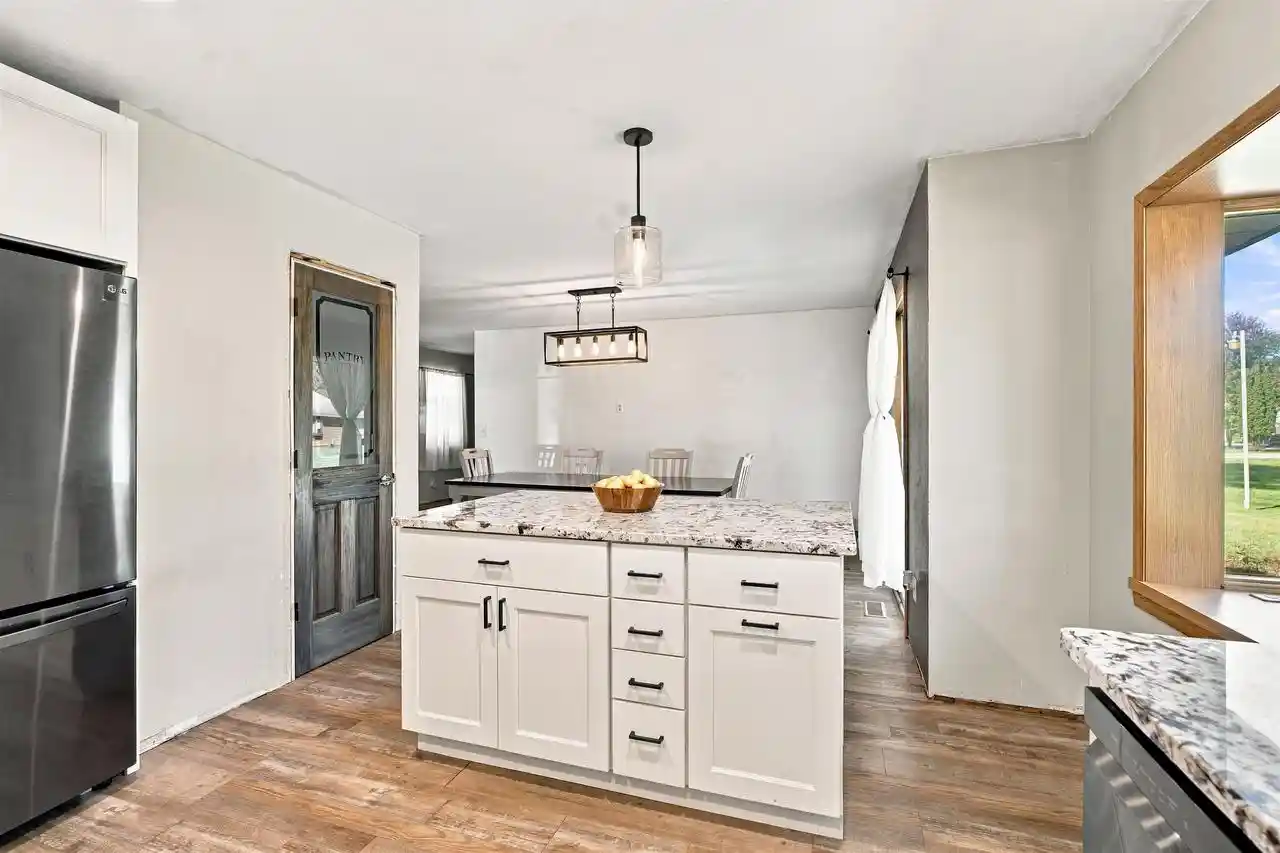 Photo 3 of Single family home for sale at 206 Lakeside Dr, Clintonville, WI 54929 | MLS# 50333180 | Listing updated on 2026-10-05