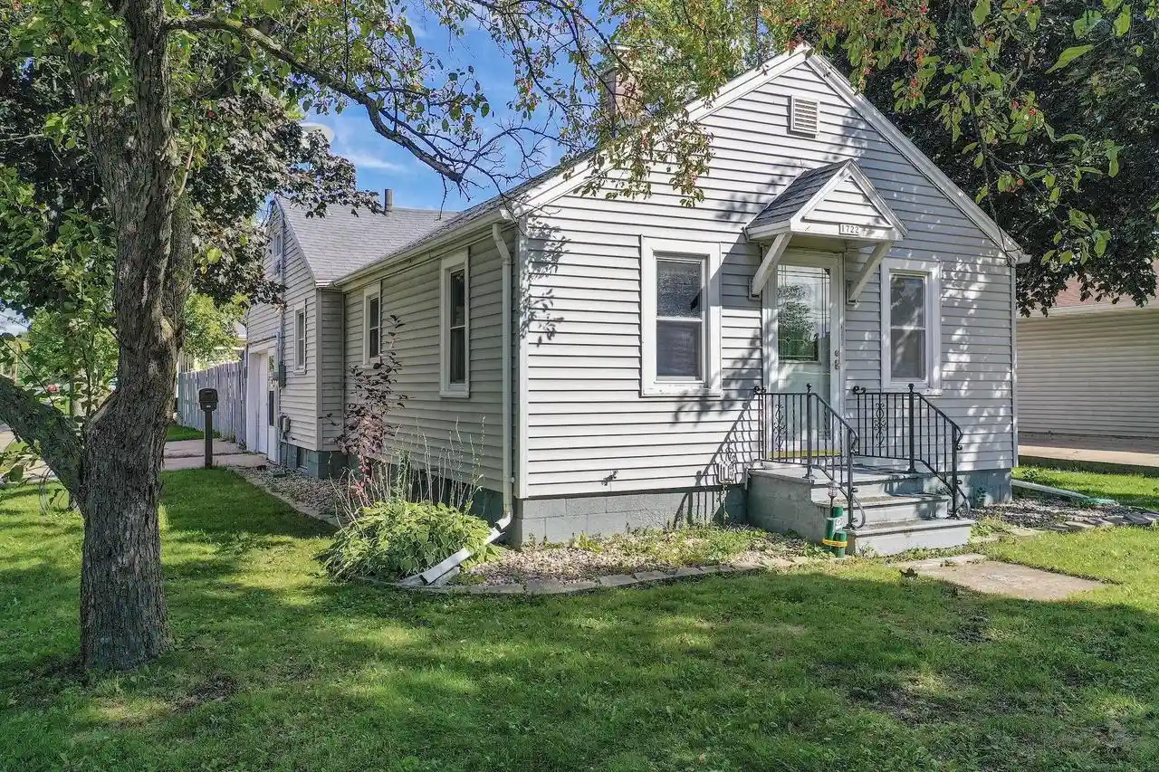 Photo 1 of Single family home for sale at 1722 W Murdock Ave, Oshkosh, WI 54901 | MLS# 50333188 | Listing updated on 2026-09-27